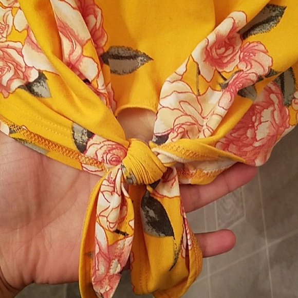 Cute shirt with tie at bottom. - Picture 3 of 4